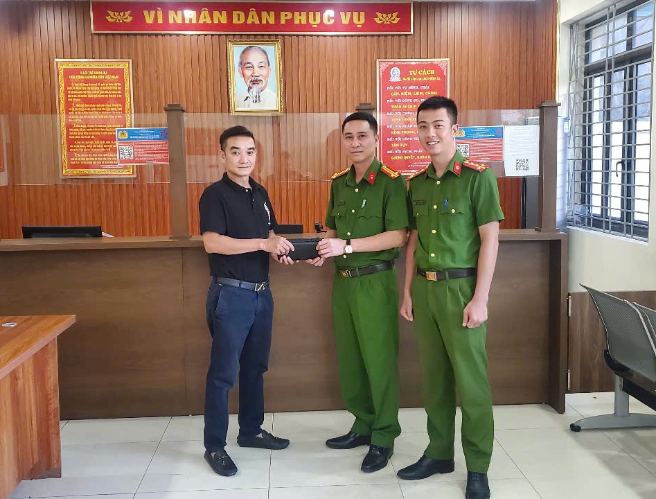 CAP Lê Chân kịp thời tìm, trao trả 7.000 USD cùng 12 triệu đồng cho người dân đánh rơi